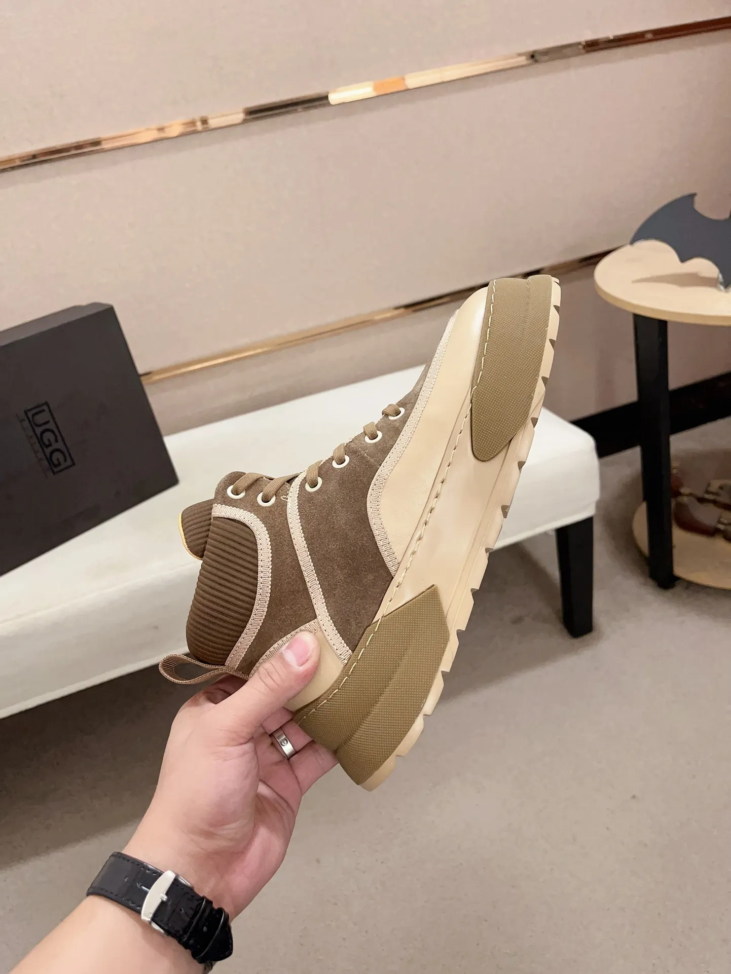 Factory Price: 380 Men's Men's Shoes💰North American Men's Shoes Ugg ☃️In the special sale of new high-quality men's shoes and snow boots in autumn and winter, the nemesis of extreme cold weather! Made of cowhide leather, merino wool lining, and original outsole, whether driving, outdoor or daily wear, there is always one that suits you! Code number 39-44